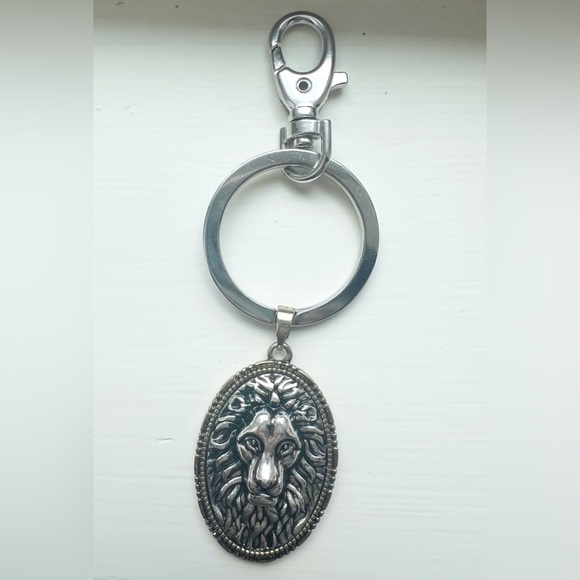 Silvertone Lion Head Keychain - Picture 1 of 5